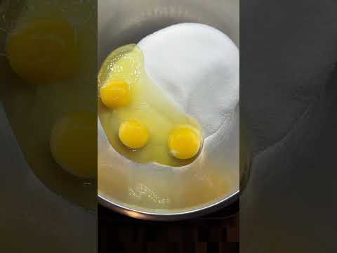 Egg Whites vs Whole Eggs vs Yolks in Buttercream #baking #buttercream