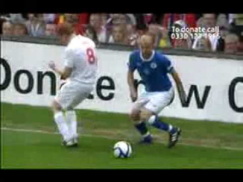 Zinedine Zidane Nutmegs Damien Lewis - Soccer Aid 2010