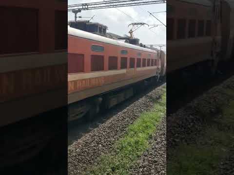 20925-Surat Amravati Express At Full Speed Overtake Nandurbar Bhusawal Passenger #shorts #trainspeed