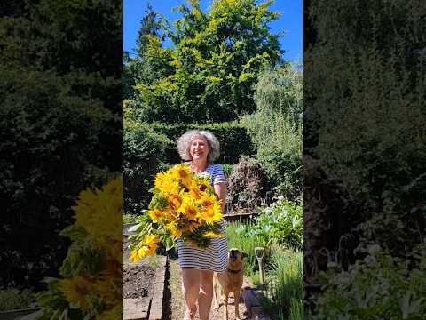 What do you do on a Friday? Flower faff of course 😊 #flowerarrangement #sunflowers #cutflowers