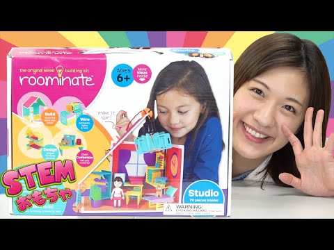 (Toys that make kids love science) The science lady is playing with science toys "Roominate"