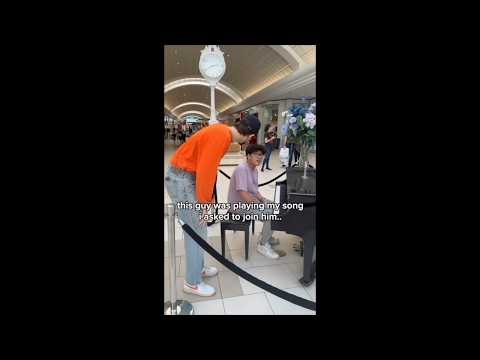 JVKE plays 'this is what autumn feels like' at a PUBLIC MALL (FULL video)