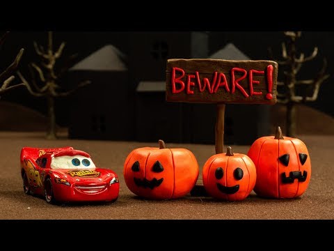 Graveyard Getaway Dash Lightning McQueen & Jackson Storm HALLOWEEN SPOOK