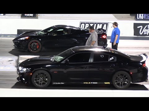 C8 Corvette vs Charger SRT - drag racing