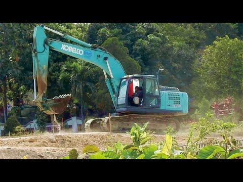 sk200 Kobelco working on Toll road project