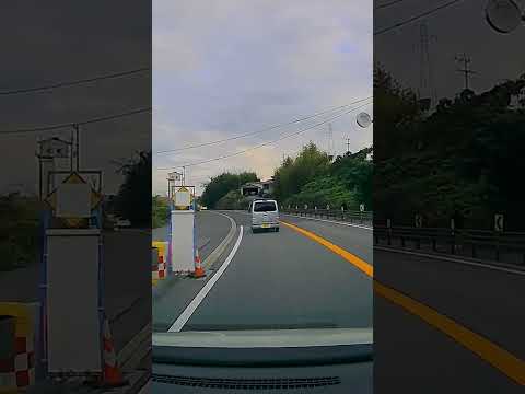 制限速度以下でマイペースで走る軽ワゴン🚗