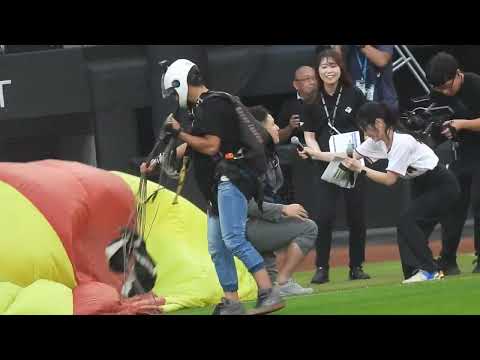 2024/07/22　空からパラグライダーでエスコンフィールドに登場する杉谷拳士さん