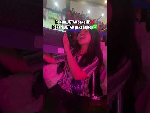 NONTON KONSER JKT48 BAWA LAPTOP?