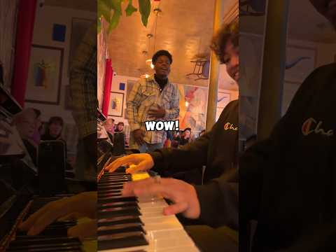 A singer surprises everyone in the restaurant 😱