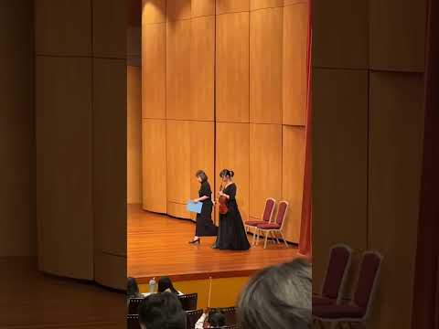 練習了那麼久，終於上台表演了😆，但配樂怪怪的😎#funny #violin #girl