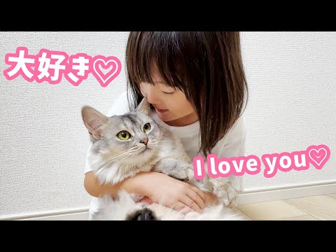 あの頃のネズミをおだやか妹猫にあげてみたら？荒くれ兄猫と真逆の妹猫が大好きになる5歳娘【メリ2歳の誕生日】