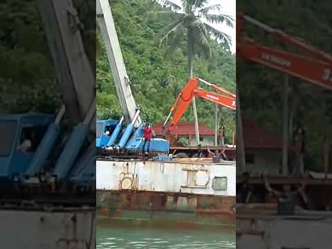 Zaxis Hitachi Moving pile to the truck