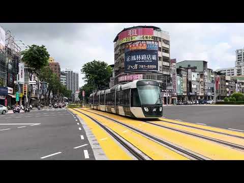 高雄捷運輕軌阿爾斯通列車離站(凱旋公園)