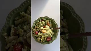 Der einfachste Avocado-Pesto-Nudelsalat, in 10 Minuten zubereitet und perfekt für Meal Prep