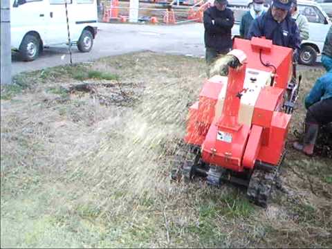 梨の徒長枝粉砕　（株）カルイ樹木粉砕機