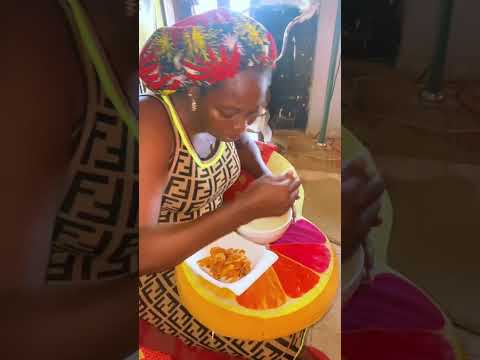 Eat with me: NIGERIA IJEBU GARRI WITH FRIED SHRIMPS #youtubeshorts #ijebu Girl’s Kitchen.