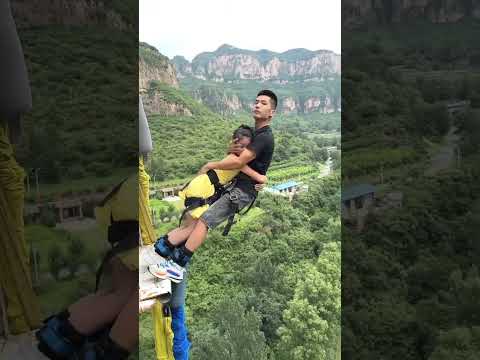 Esta niña quería hacer puenting pero tenía mucho miedo 😰