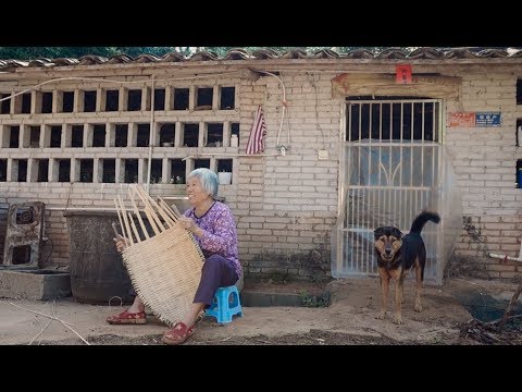 Chinese traditional craftsmanship，以前乡下娃经常用这种竹具捞鱼，看看78岁老奶奶怎样编织簸箕，手巧灵活