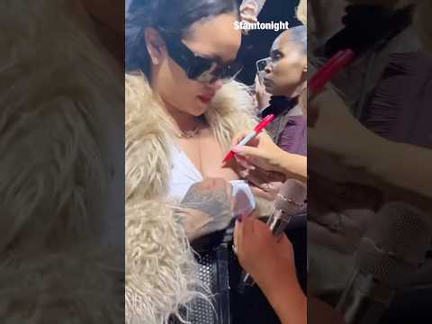 Rihanna gets Mariah Carey to sign her boobs 😂😅 #tamtonight