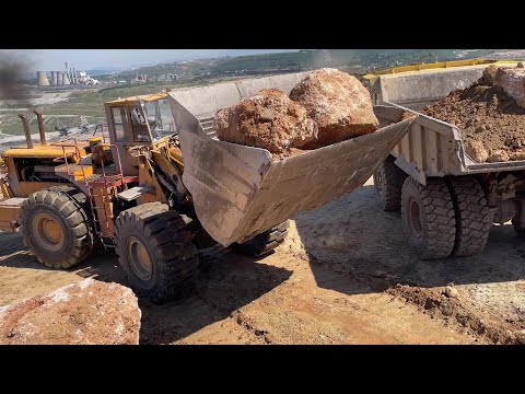 Old But Strong Caterpillar 992B Wheel Loader Loading Huge Rocks On Dumpers - Ektor Epe