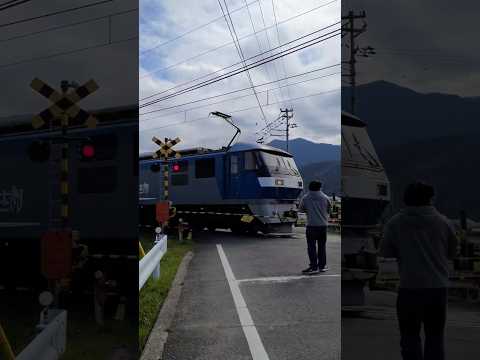 愛媛県西条市下島山踏切を通過するロイヤルエクスプレス