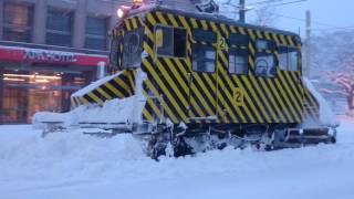 「札幌市電」市民のため大雪に挑むササラ電車。