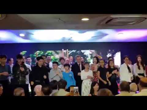 495 新加坡: 在丰顺会馆常年晚会唱客家歌 Singapore: Singing Hakka song at Foong Shoon clan association annual dinner