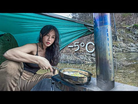 -5℃ Surviving alone on a steep sandy riverside without a tent / Bushcraft / solo camping