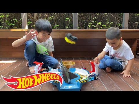 เฮียติน & เฮียเต - เล่น Hot wheels Monster Trucks ฉลามกินรถ!