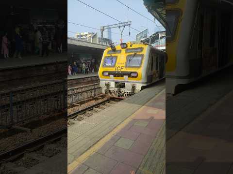 Chal chhaiya chhaiya #love#localtrain #mumbai #trending #viralvideo #shorts #viralshorts #lovestatus