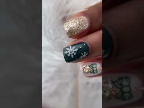 #christmasnails #greennails #swarovski #swarovskinails #gelmanicure #russianmanicure