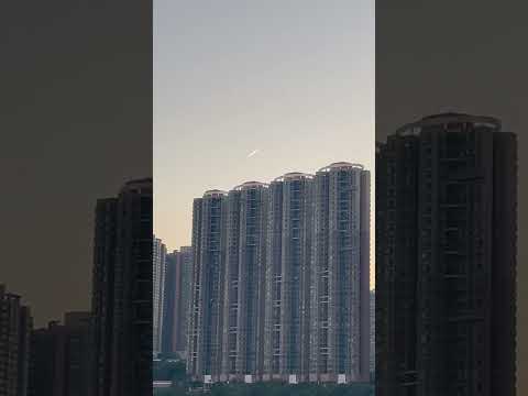 香港荃灣Hong Kong Tsuen Wan on 2024/12/18 - 17:41 UFO?😂or Elon Musk is coming back from Mars?🤣