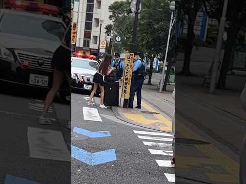 警察　女性1人に3人の警察官が援助を🖐️ #policeman #police #警察官 #警察24時 #shortvideo #japan #白バイ#推し #警察#かっこいい