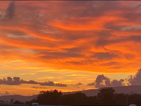 佐渡の夕焼け。先週、佐渡の夕陽とてもきれいでした。佐和田の海岸、相川の海、国仲の田んぼ、真野の人面岩…夕方7時頃の空、真っ赤になり、不思議な絶景、ご覧ください！