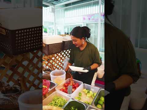 Cute girl making shrimp and corn som tam in Pattaya | Thailand #shorts