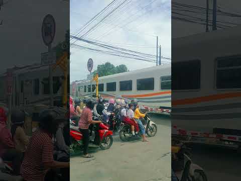 #keretaapi #palangpintuperlintasankeretaapiindonesia #shortvideo #railfans #kereta #short #shorts