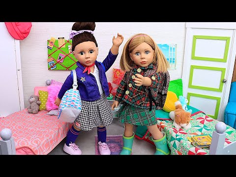 Sisters help each other with school morning routine! Play Dolls siblings support