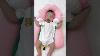 #母婴好物 #baby 家里有#落地醒 的宝宝可以安排这个#定型安抚枕，左右的抱枕贴合着宝宝，给足宝宝安全感，枕芯是零高度的