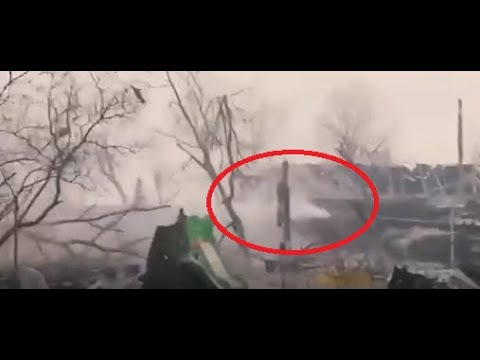 完全に破壊されたマリウポリでの市街戦。 ロシアの戦車が攻撃されました。