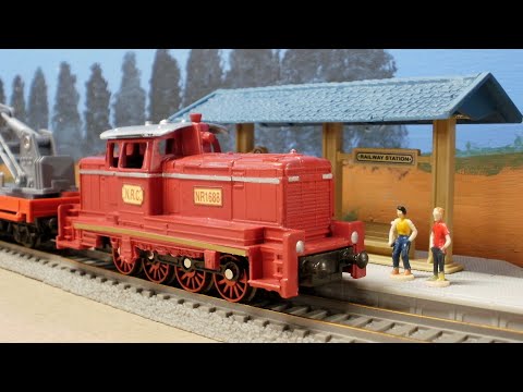 Worth the Money? - Cheap 1990's New-Ray OO Scale 41 Piece Battery Operated Train Set Unboxing/Review