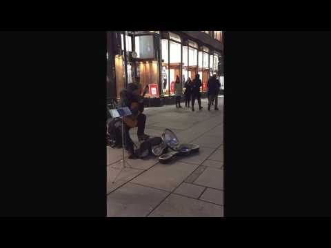 Straßenmusiker in Wien - musician in Vienna - playing the guitar - asturias