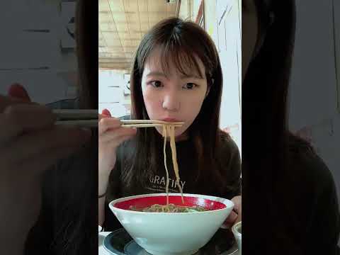 濃厚こってりラーメンを爆食いするバイク女子 #shorts