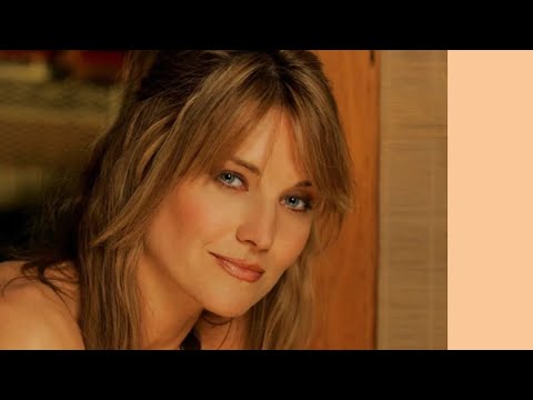 SEXY LUCY LAWLESS PHOTOS: ICONIC SEXY PHOTOS