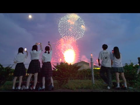 Walking through the fireworks festival in the seaside town of Kamakura.【4K ASMR Japan】