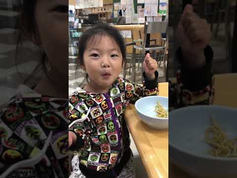 山頭火のラーメンをペロリと食べる3歳娘