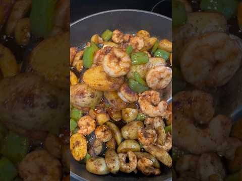 Easy Delicious Shrimp & Potatoes #shorts #shrimp