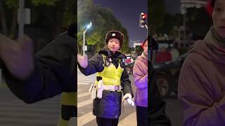 小林警官夜执勤于繁忙路口#警察 #雷锋帽 #女警 #police