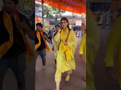 Darshan time! Kriti at Siddhivinayak mandir in Prabhadevi to blessings for her movie #kritisanon