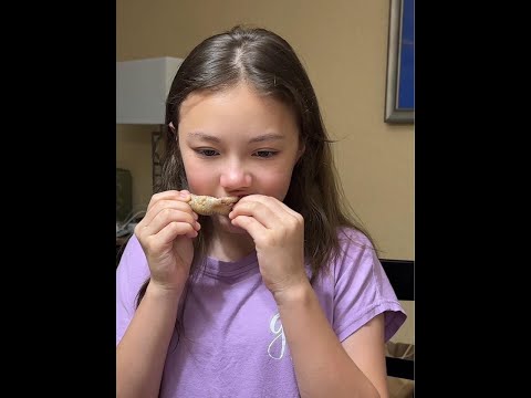 Two mixed-race children like to eat chicken feet. Are they the right people to make chicken feet li