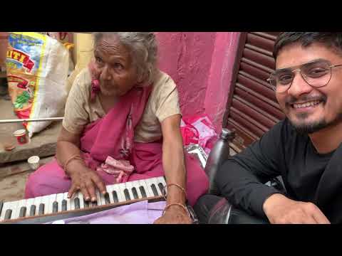 80 साल की बूढ़ीऔरत जब गाना गाया तो सबके होश उड़ गए |  80 Year Old Woman Sings On The Ghat of ganga